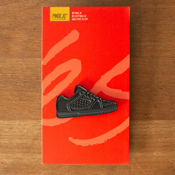 éS Accel Enamel Pin in Black / Black